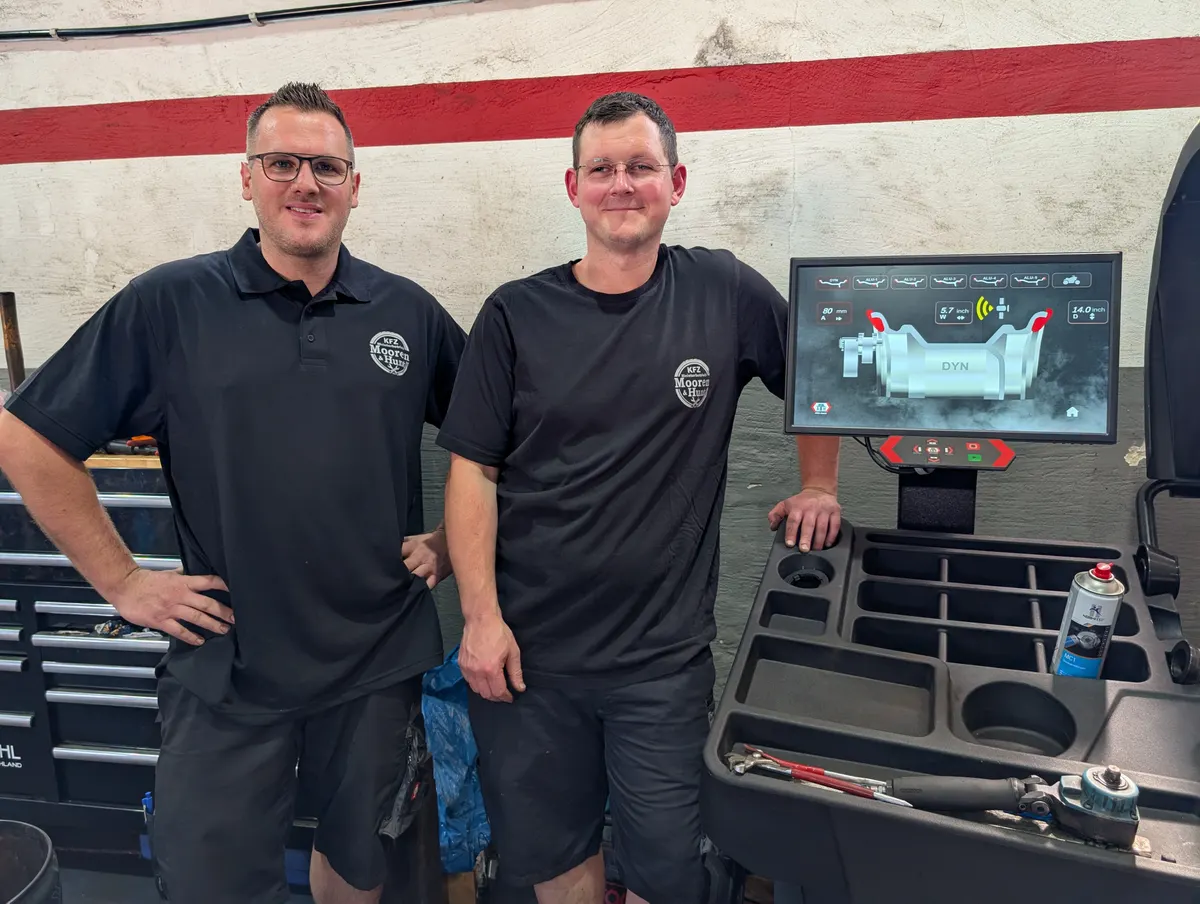Christian Mooren und David Hunt an der neuen Auswuchtmaschine in der KFZ-Werkstatt in Niederkrüchten
