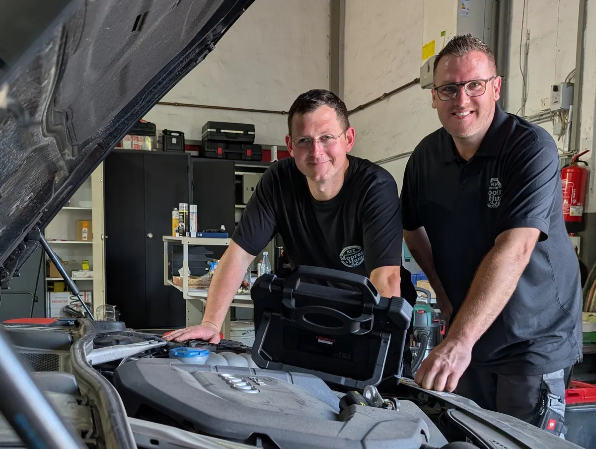 Christian Mooren und David Hunt bei der Fahrzeugdiagnose in ihrer Werkstatt in Niederkrüchten